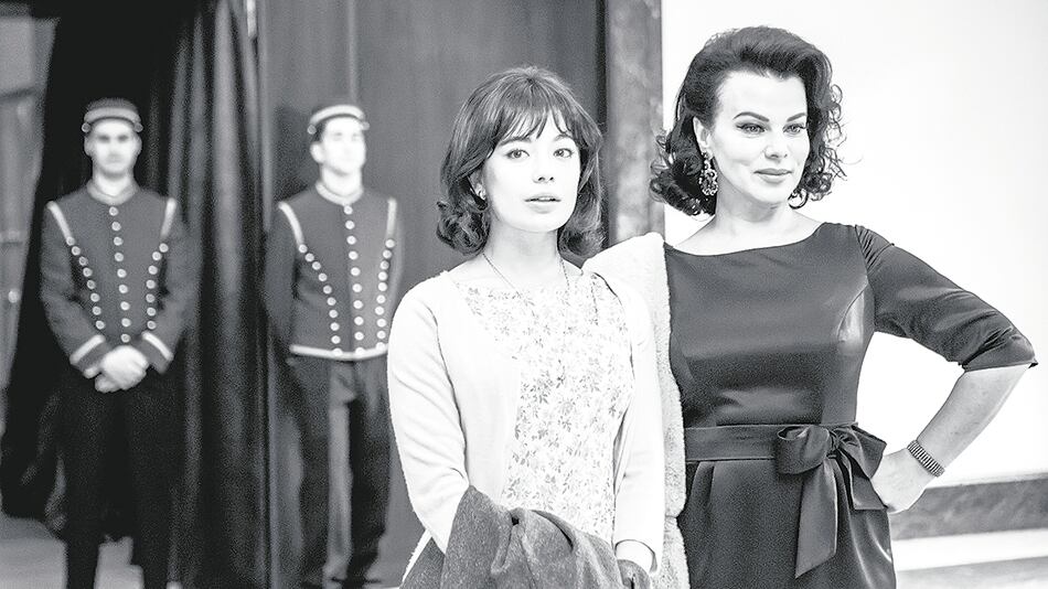 Inma Cuesta como la espía de Ava Gardner, interpretada por la estadounidense Debi Mazar.