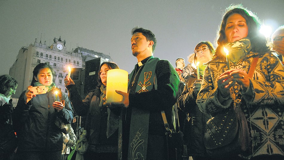 Mientras se leía el documento favorable al proyecto, los religiosos sostuvieron velas verdes.