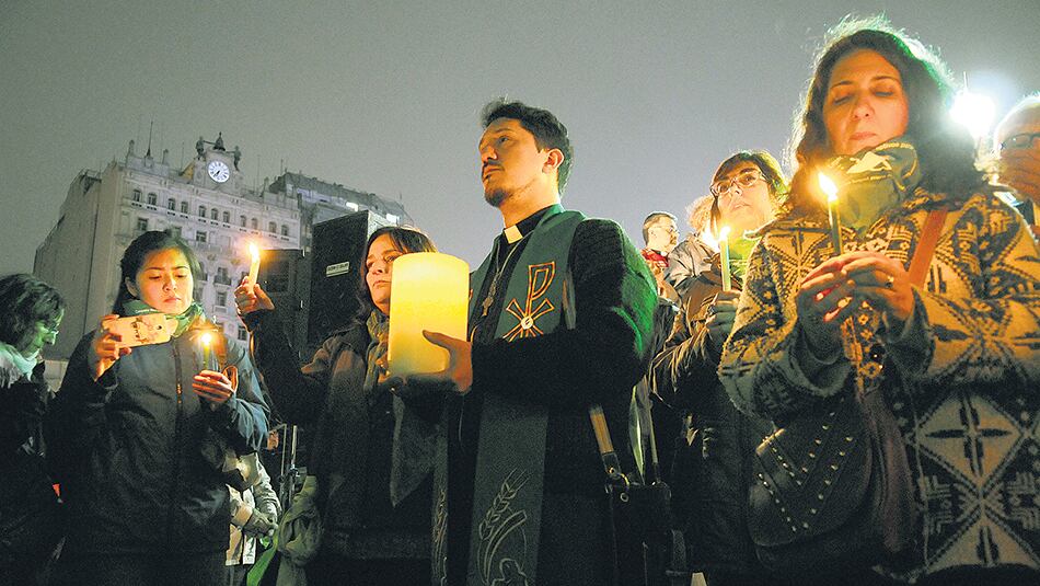 Mientras se leía el documento favorable al proyecto, los religiosos sostuvieron velas verdes.