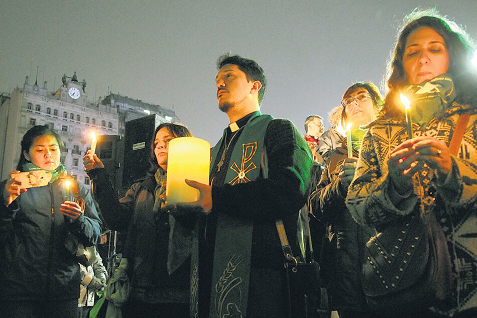 Mientras se leía el documento favorable al proyecto, los religiosos sostuvieron velas verdes.