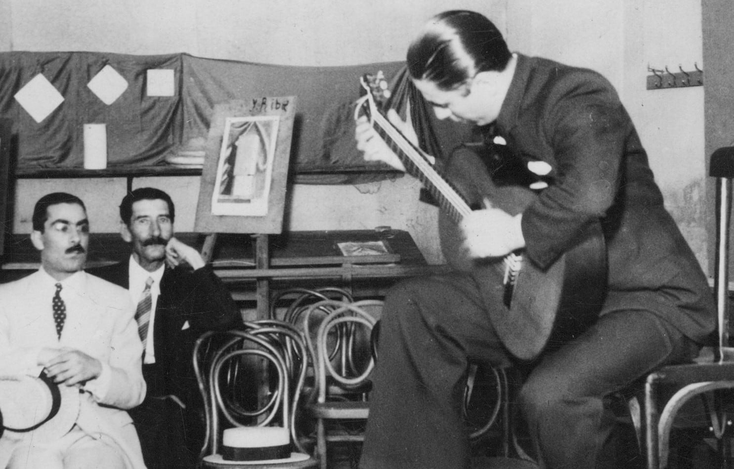 Atahualpa Yupanqui en el salón de Amigos del Arte. Salta, 1938.