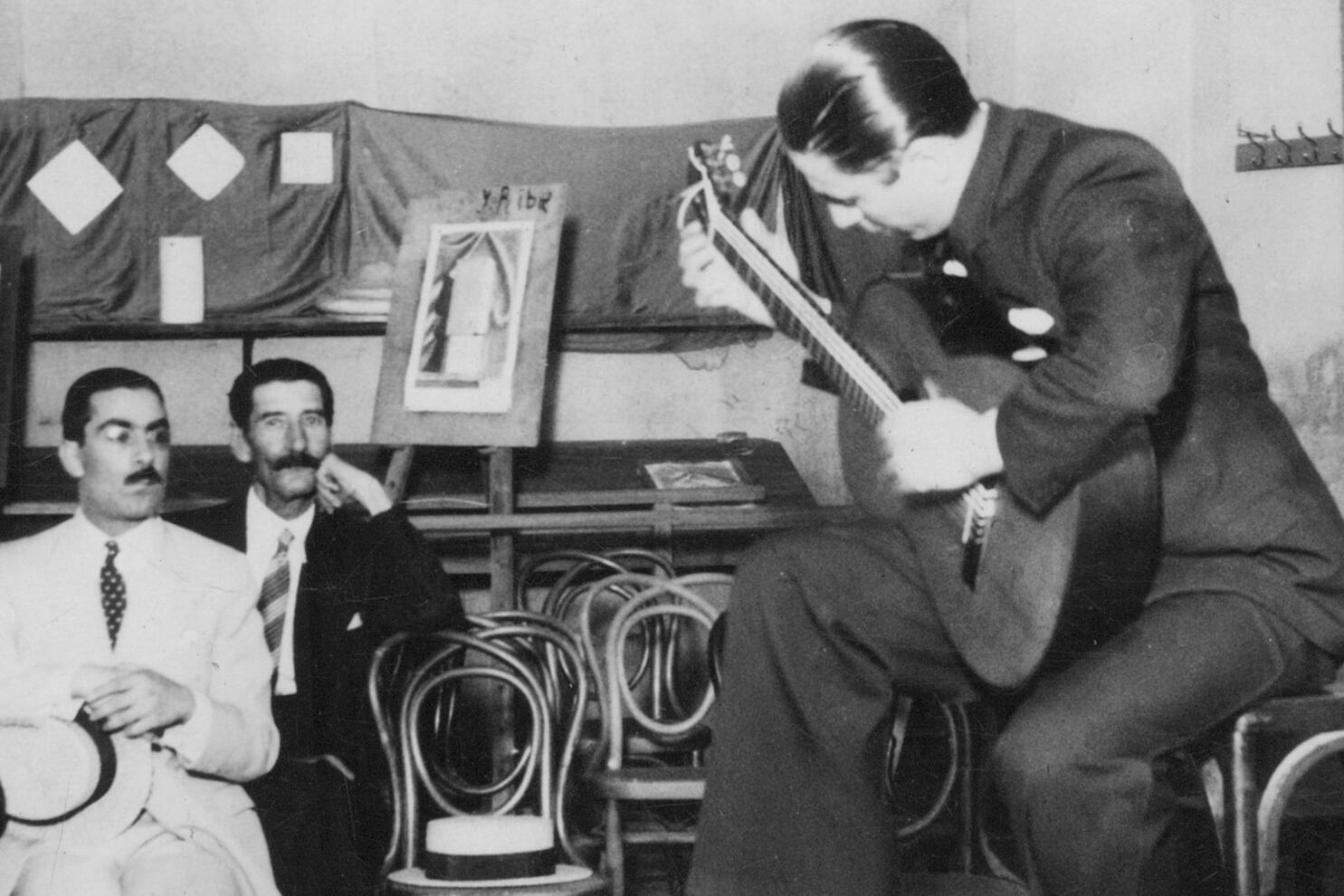 Atahualpa Yupanqui en el salón de Amigos del Arte. Salta, 1938.