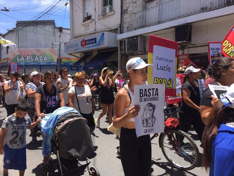 Cientos de mujeres marcharon por las calles de la capital santafecina.