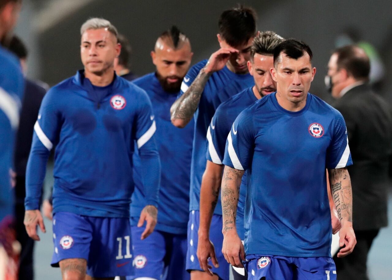 Medel, Vargas y Vidal, involucrados en la polémica por el ingreso de un peluquero a la concentración chilena