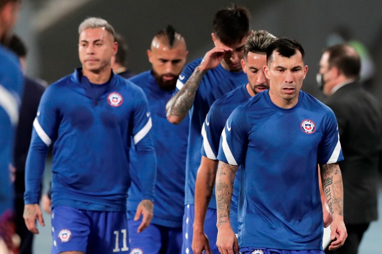 Medel, Vargas y Vidal, involucrados en la polémica por el ingreso de un peluquero a la concentración chilena