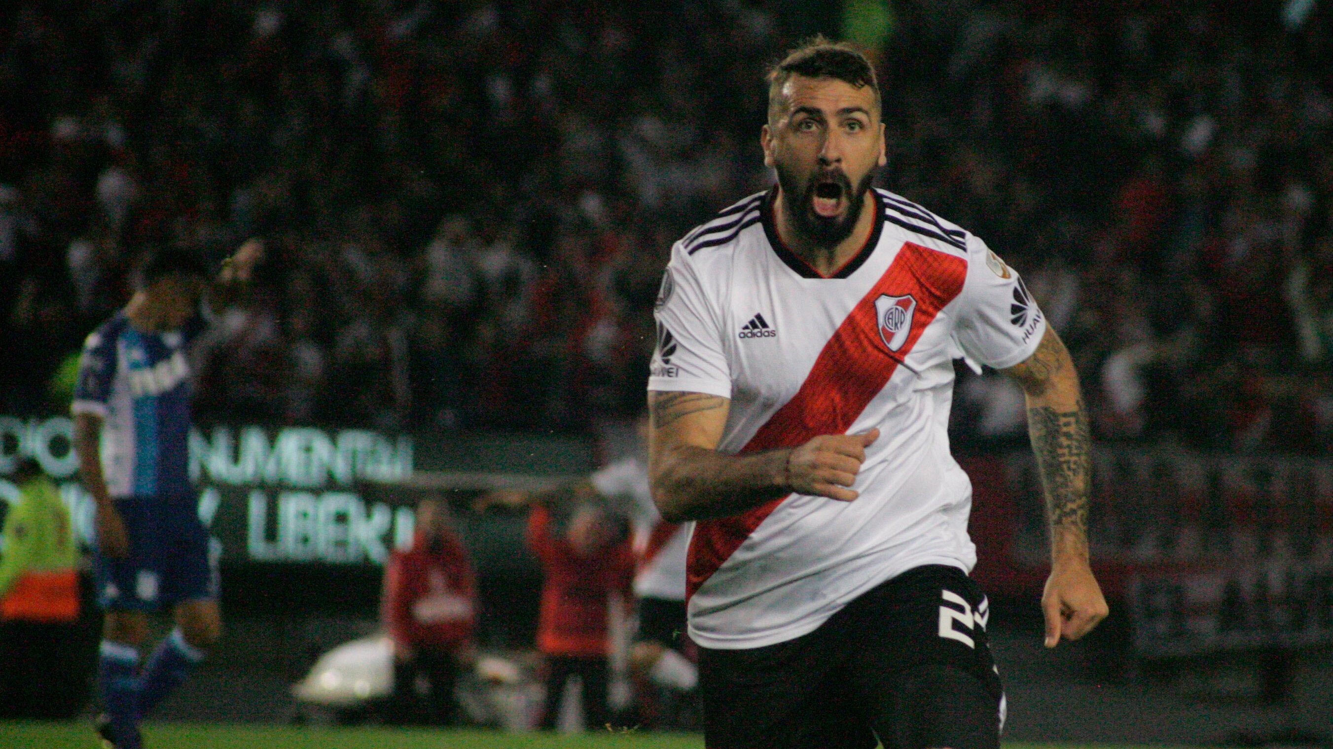 Pratto festeja el primer gol de la noche, luego de una gran jugada colectiva.