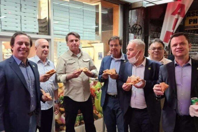 Jair Bolsonaro y su comítica en Nueva York, donde no se le permitió entrar a una pizzería por no tener certificado de vacunación anti covid.