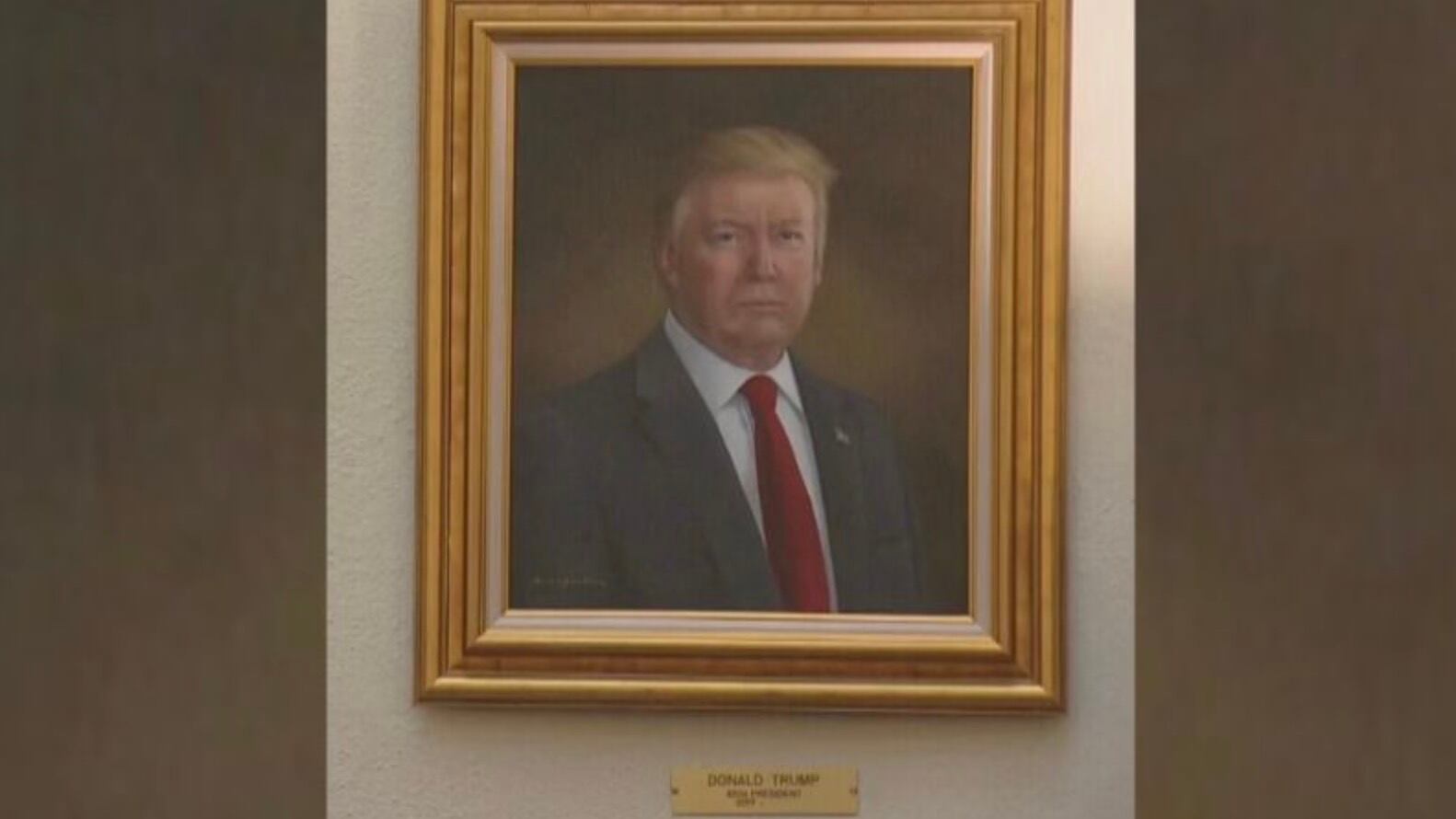 El republicano de 78 años pidió que se retirara la pintura al óleo y afirmó que la artista, Sarah Boardman, "debe haber perdido su talento al hacerse mayor"  