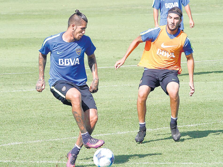 En el entrenamiento de ayer, Sebastián Pérez volvió a moverse en el lugar de Fernando Gago.