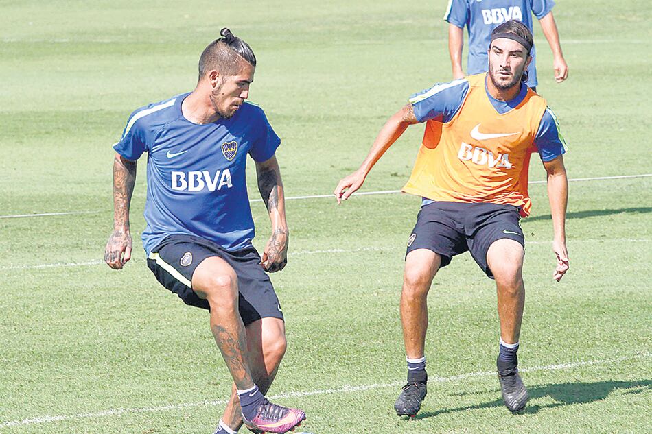 En el entrenamiento de ayer, Sebastián Pérez volvió a moverse en el lugar de Fernando Gago.