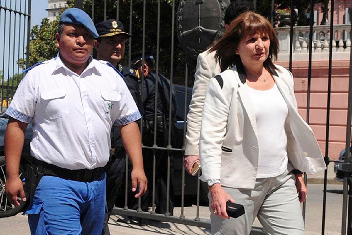 La ministra de Seguridad, Patricia Bullrich, y su policía favorito, Luis Chocobar.