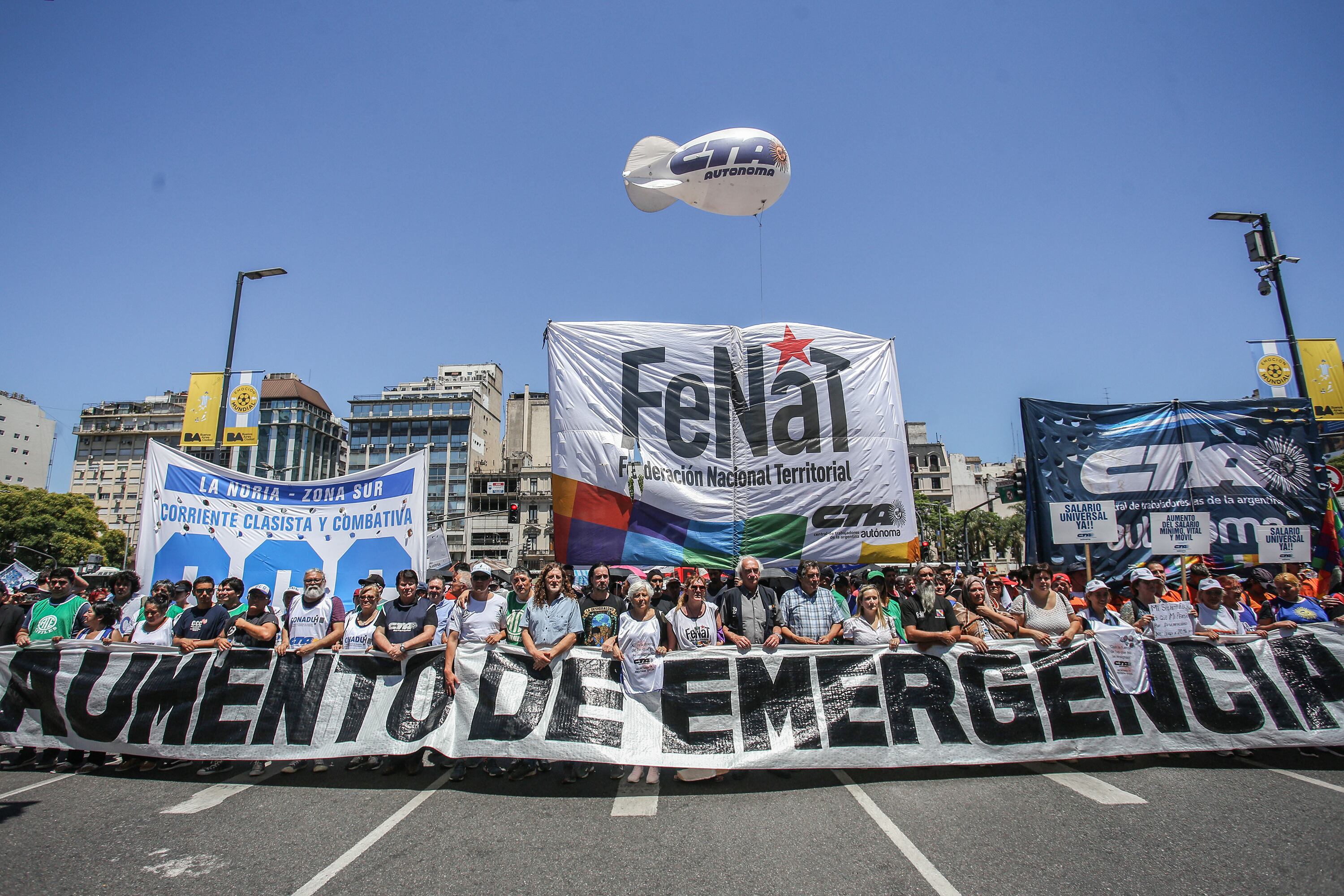 La CTA Autónoma y organizaciones sociales se movilizaron este lunes "en defensa del salario".