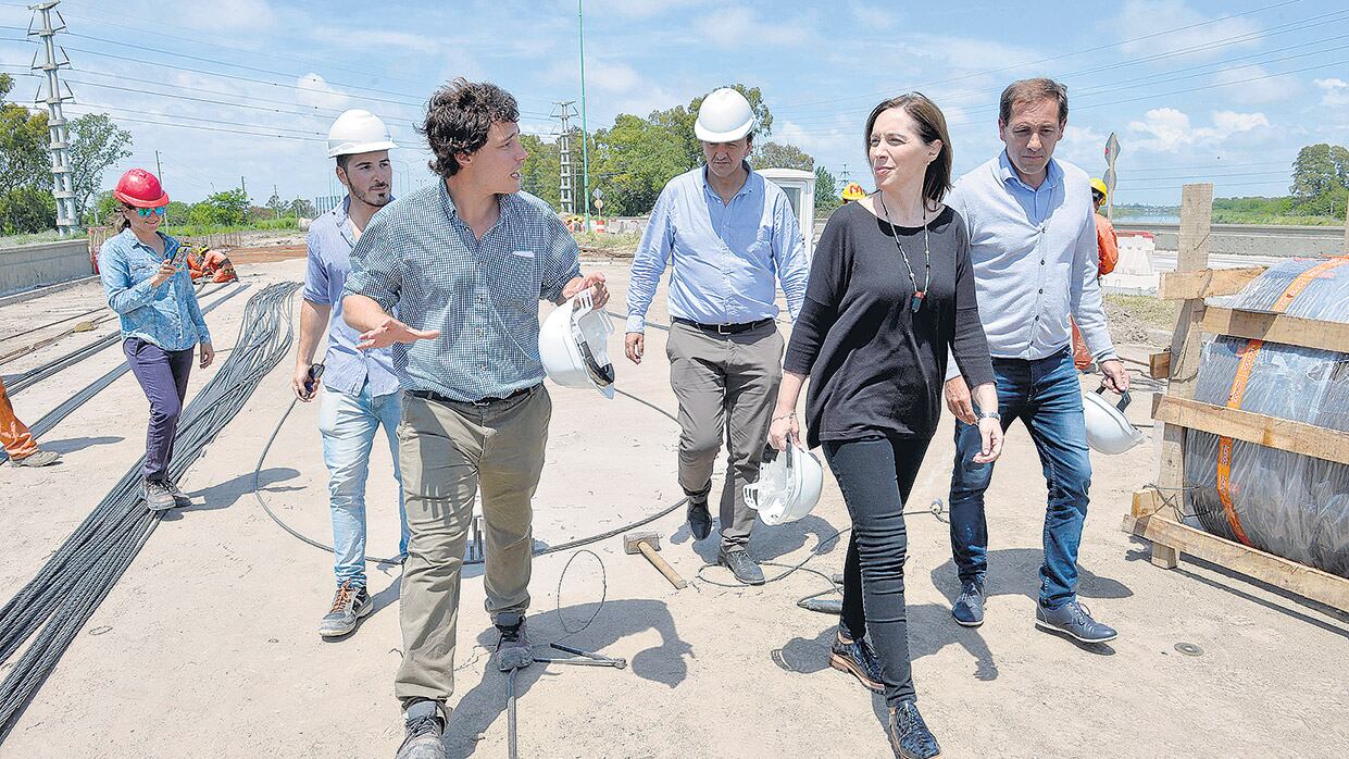 Vidal recorrió obras en el arroyo El Gato junto al intendente platense, Julio Garro.