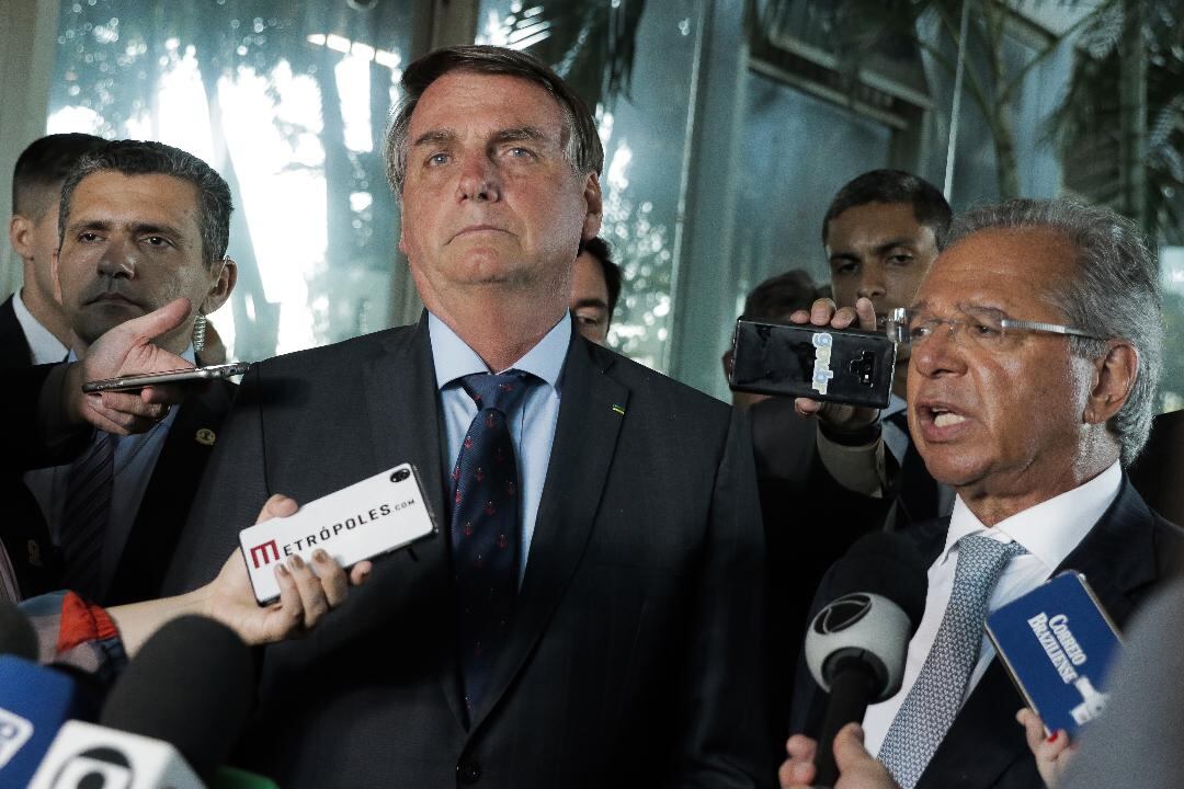 Bolsonaro pidió la  reapertura de la economía. A su izquierda, el ministro Guedes.