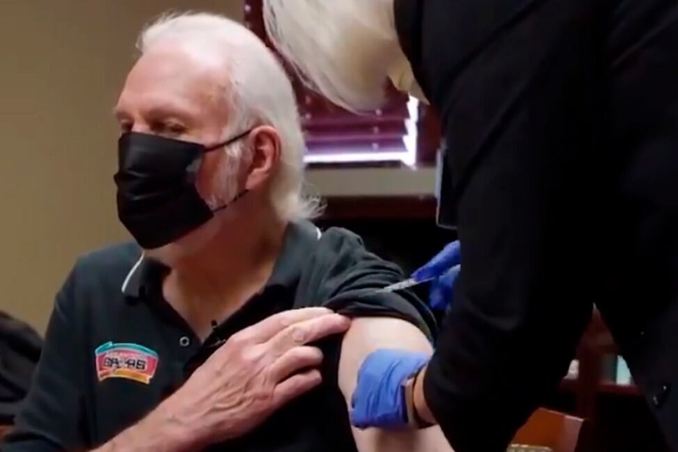 Gregg Popovich se vacunó e instó a la gente que siga su ejemplo. 