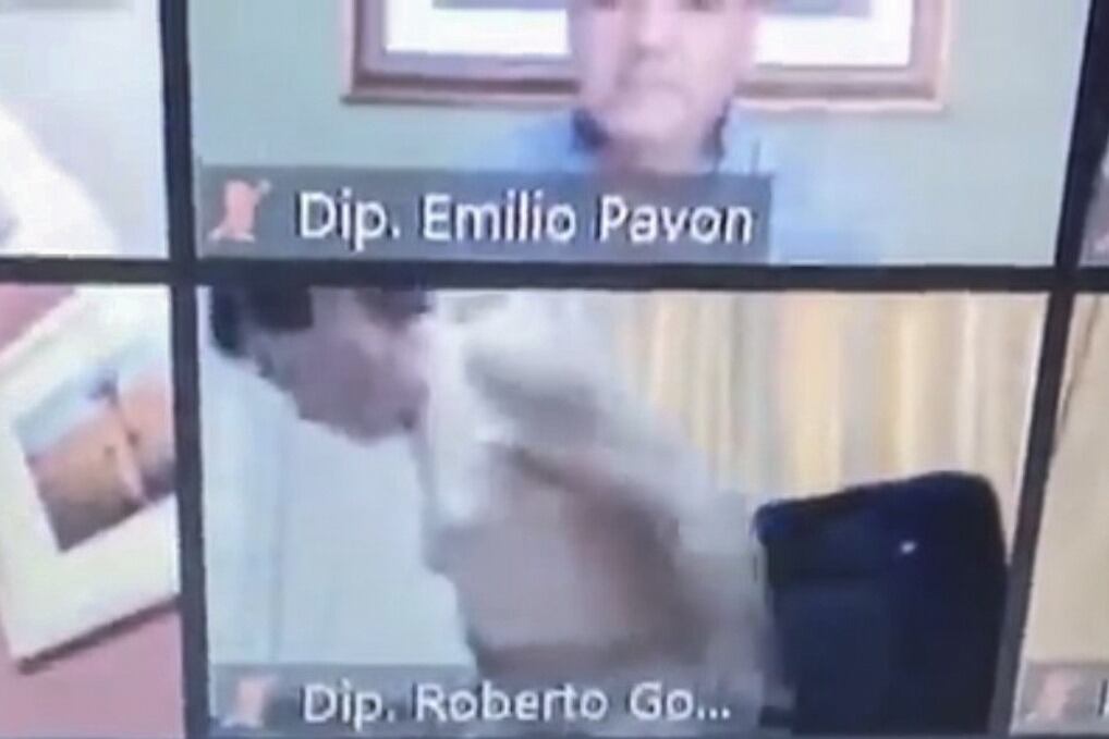 El momento en que se ve a González semidesnudo.