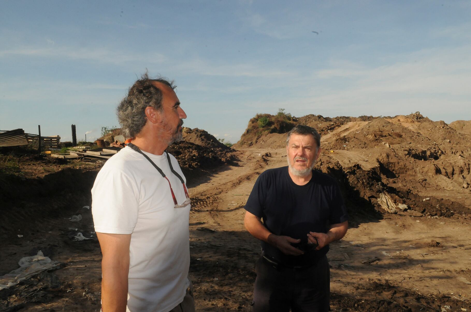Nóbile y Alberto Perassi, en la cava donde se buscó en vano, en Puerto San Martín.