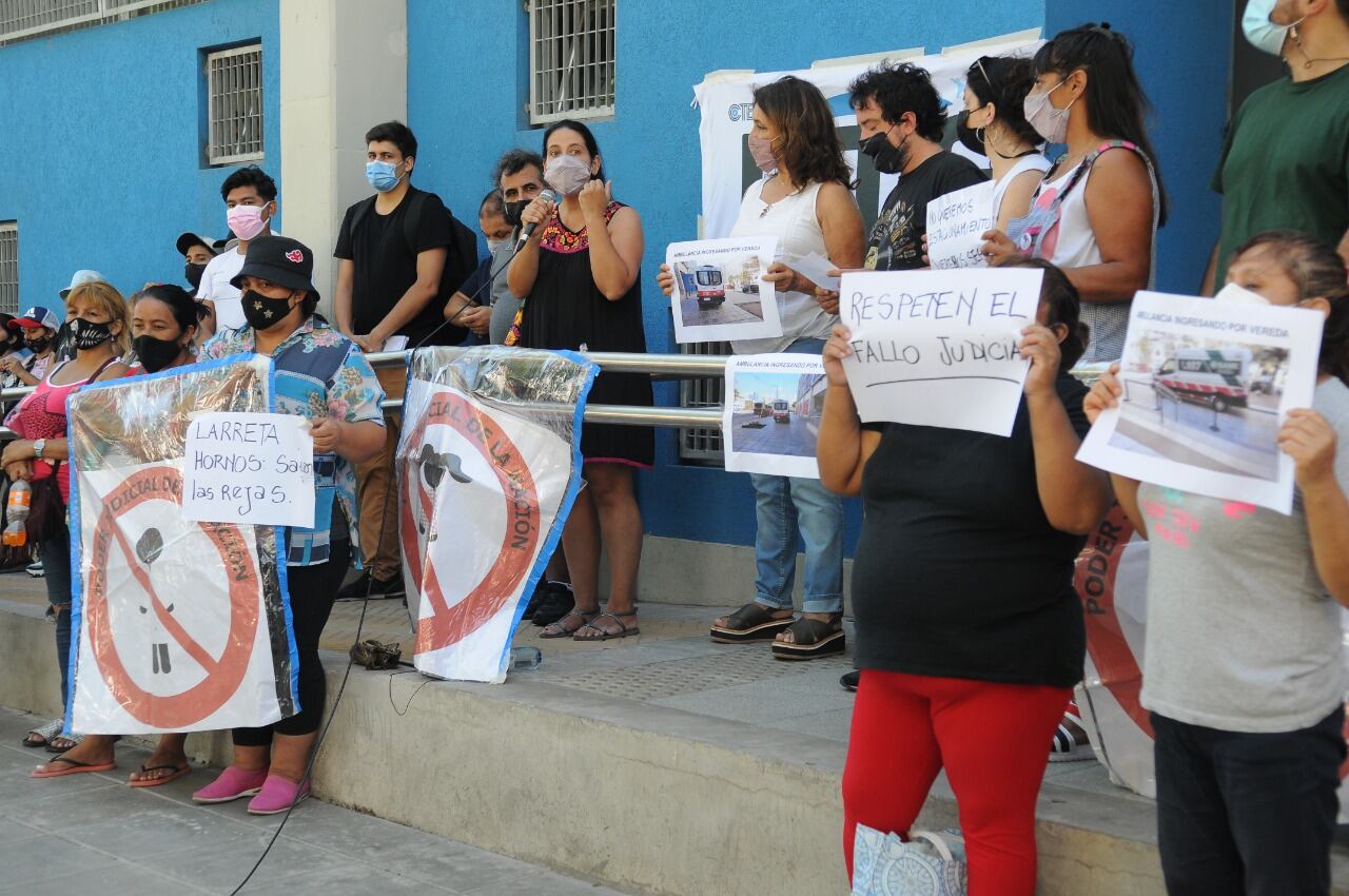 Familias y docentes del Polo Educativo Mugica pidieron que se cumpla el fallo judicial. 