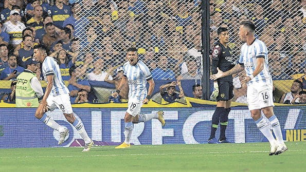 La desazón de Andrada y el grito de gol de Barbona, el que sirvió para la victoria de Atlético Tucumán.