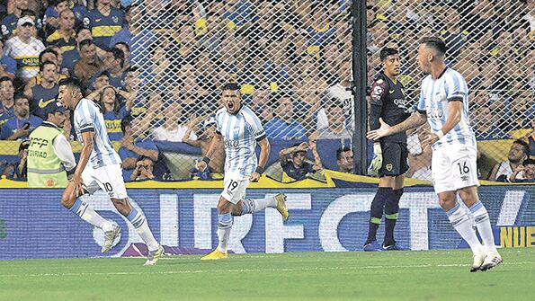 La desazón de Andrada y el grito de gol de Barbona, el que sirvió para la victoria de Atlético Tucumán.