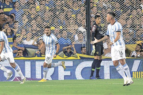 La desazón de Andrada y el grito de gol de Barbona, el que sirvió para la victoria de Atlético Tucumán.