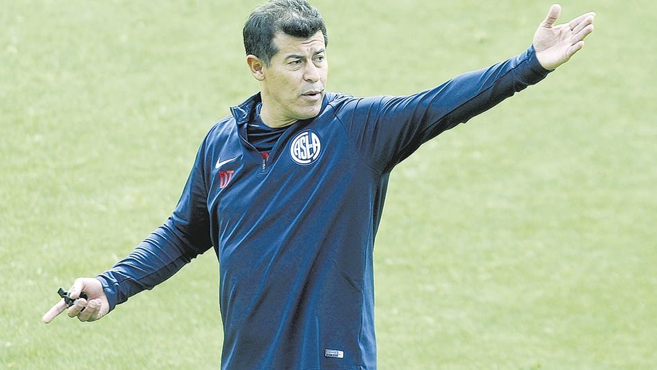 Jorge Almirón, DT de San Lorenzo, de floja campaña en la Superliga.