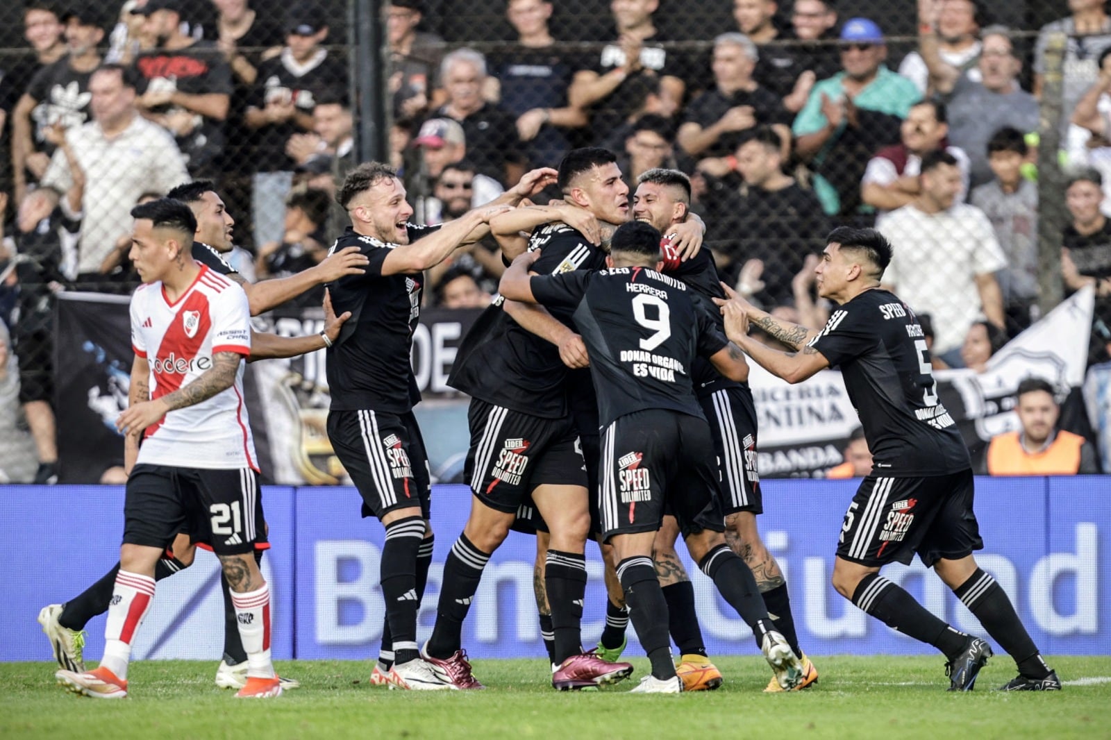 Los jugadores de Riestra festejan el primer gol
