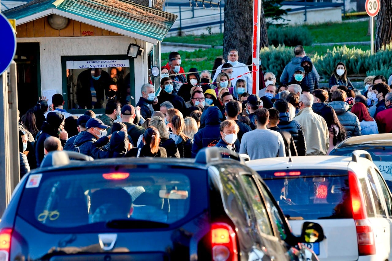 Largas colas para los hisopados obligatorios en accesos a zonas urbanas.