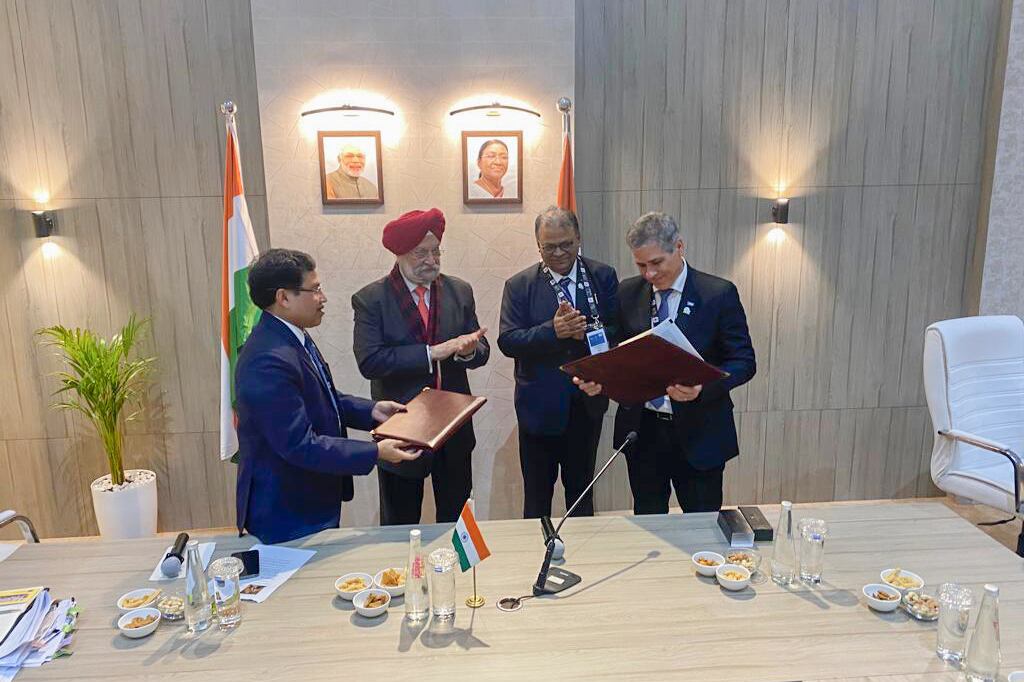 El presidente de YPF, Pablo González, con el titular del Ministerio de Petróleo y Gas de la India, en la ciudad de Bangalore.