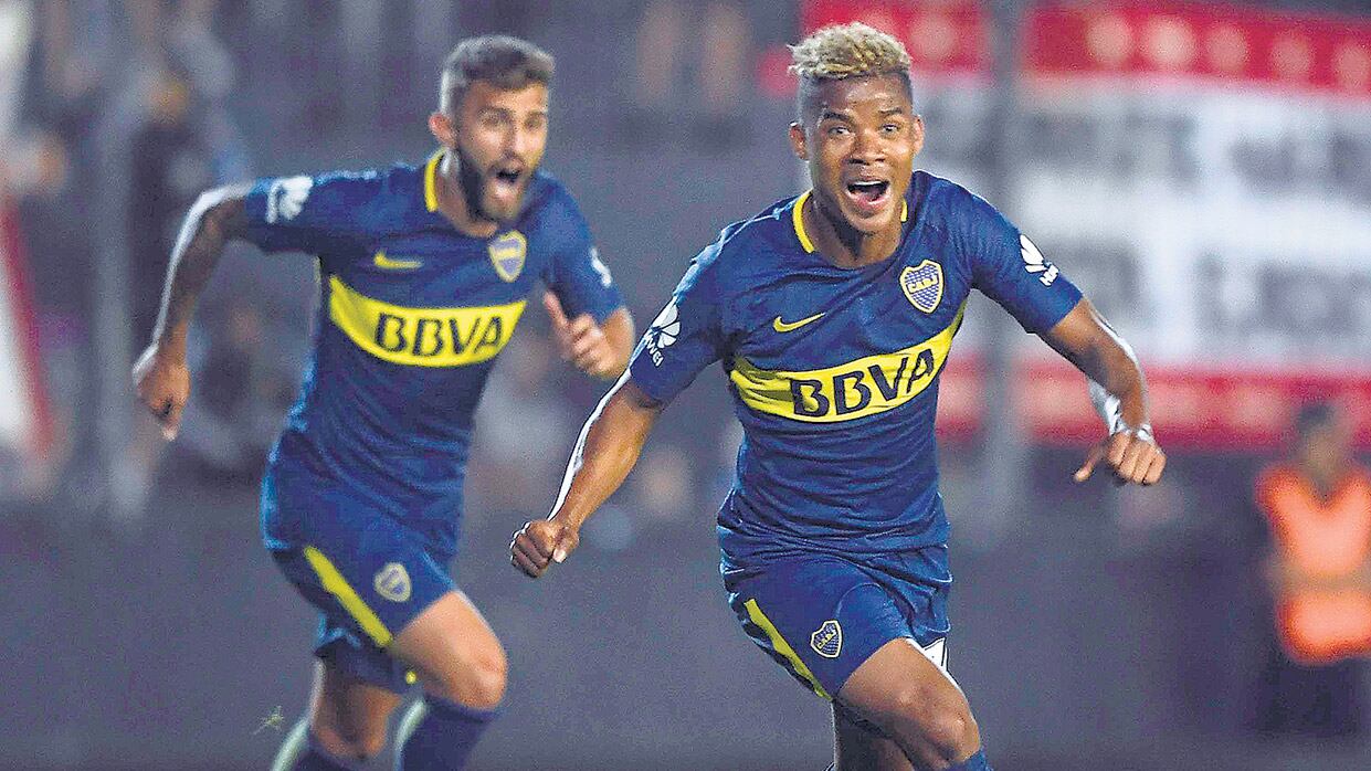 El colombiano Barrios festeja su primer gol en Boca, que sirvió para conseguir un triunfo en un partido de trámite cerrado.