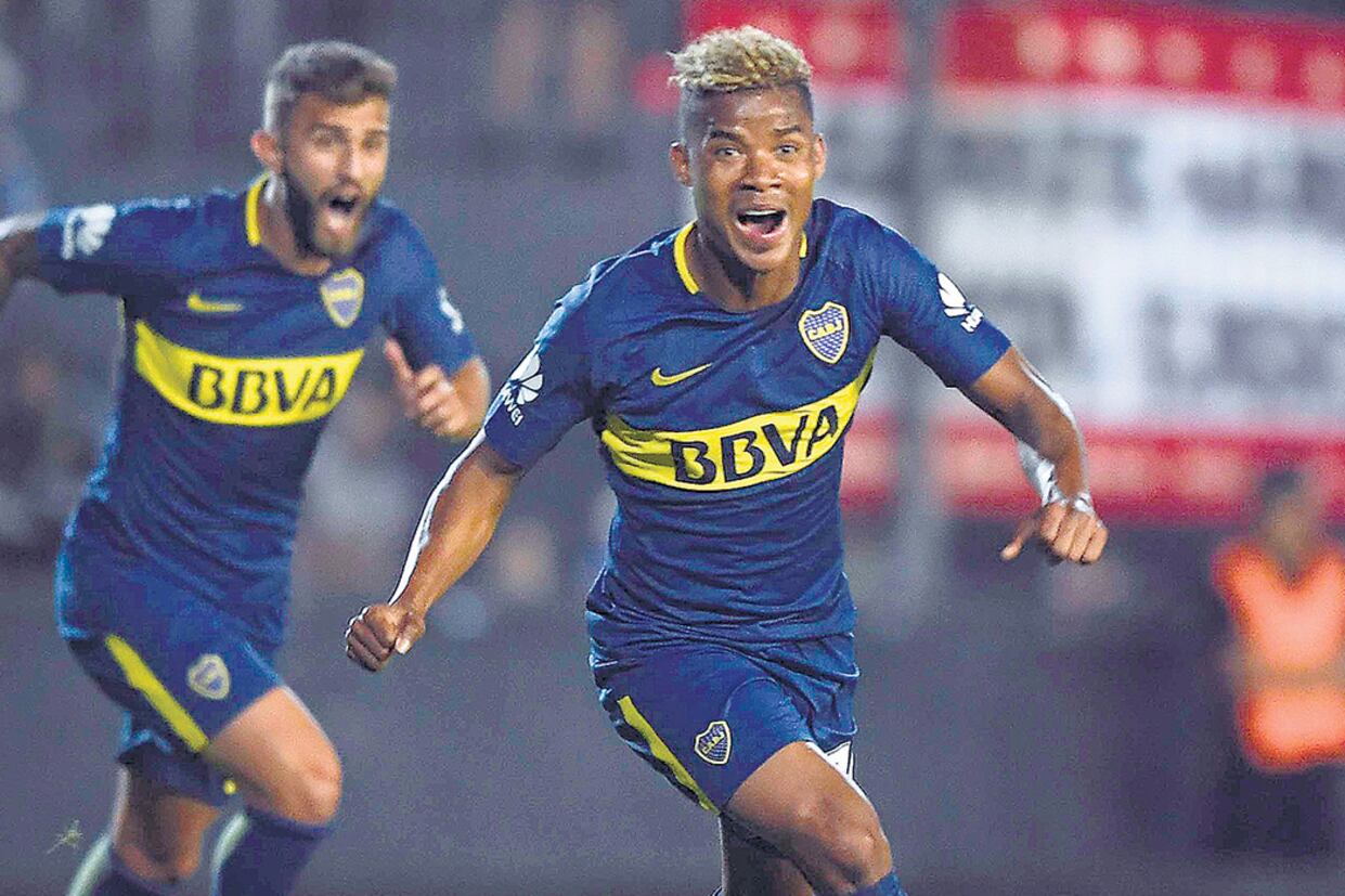 El colombiano Barrios festeja su primer gol en Boca, que sirvió para conseguir un triunfo en un partido de trámite cerrado.