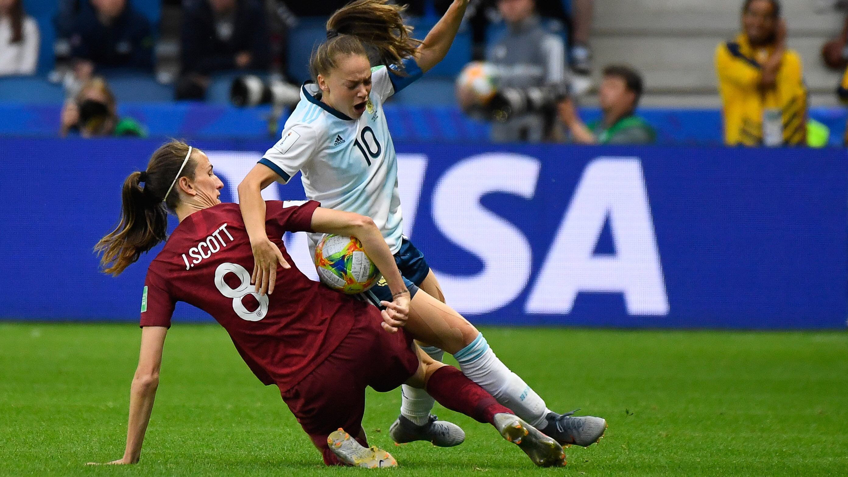 Banini intenta pasar ante la marca de Scott.