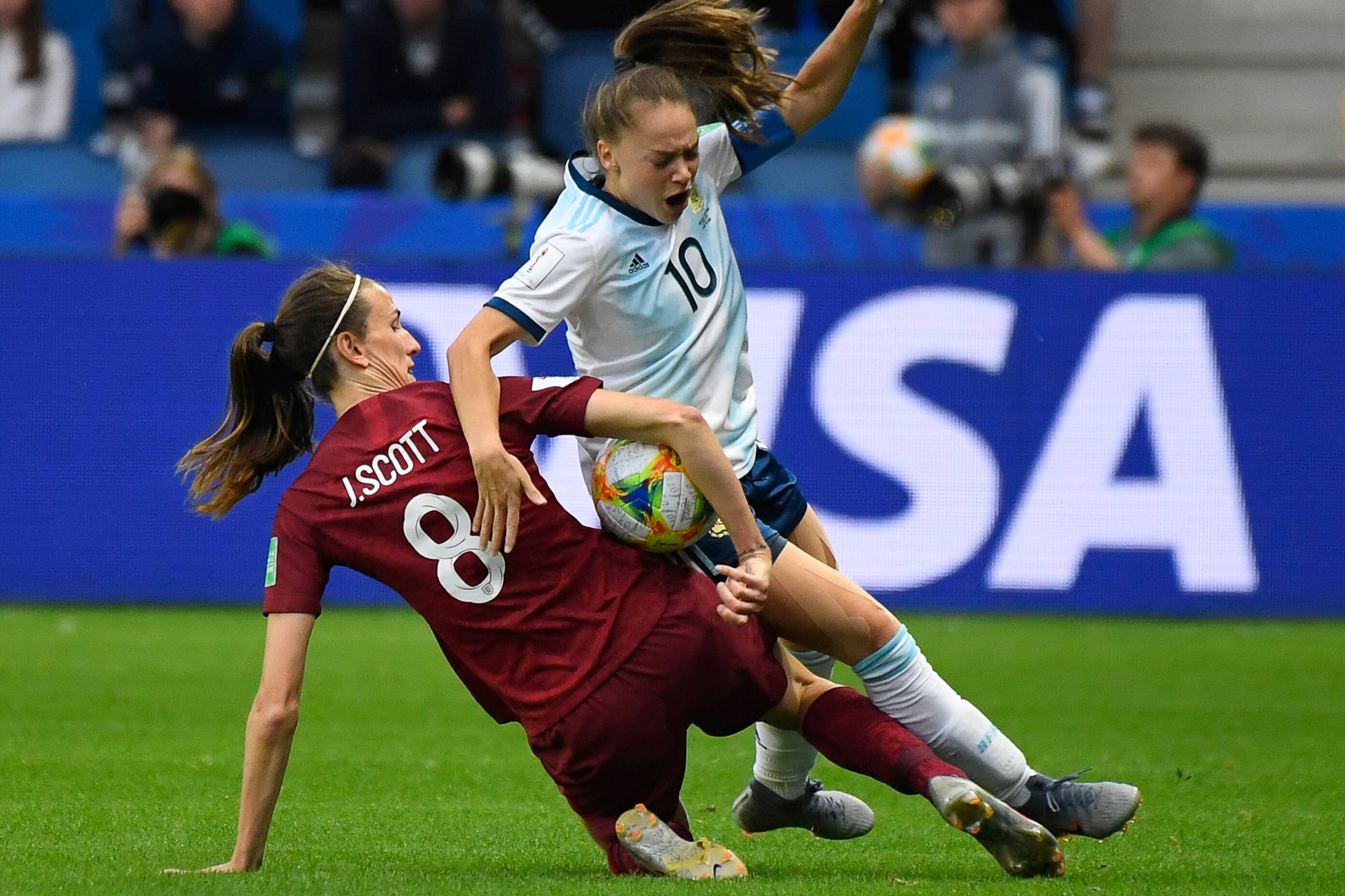 Banini intenta pasar ante la marca de Scott.