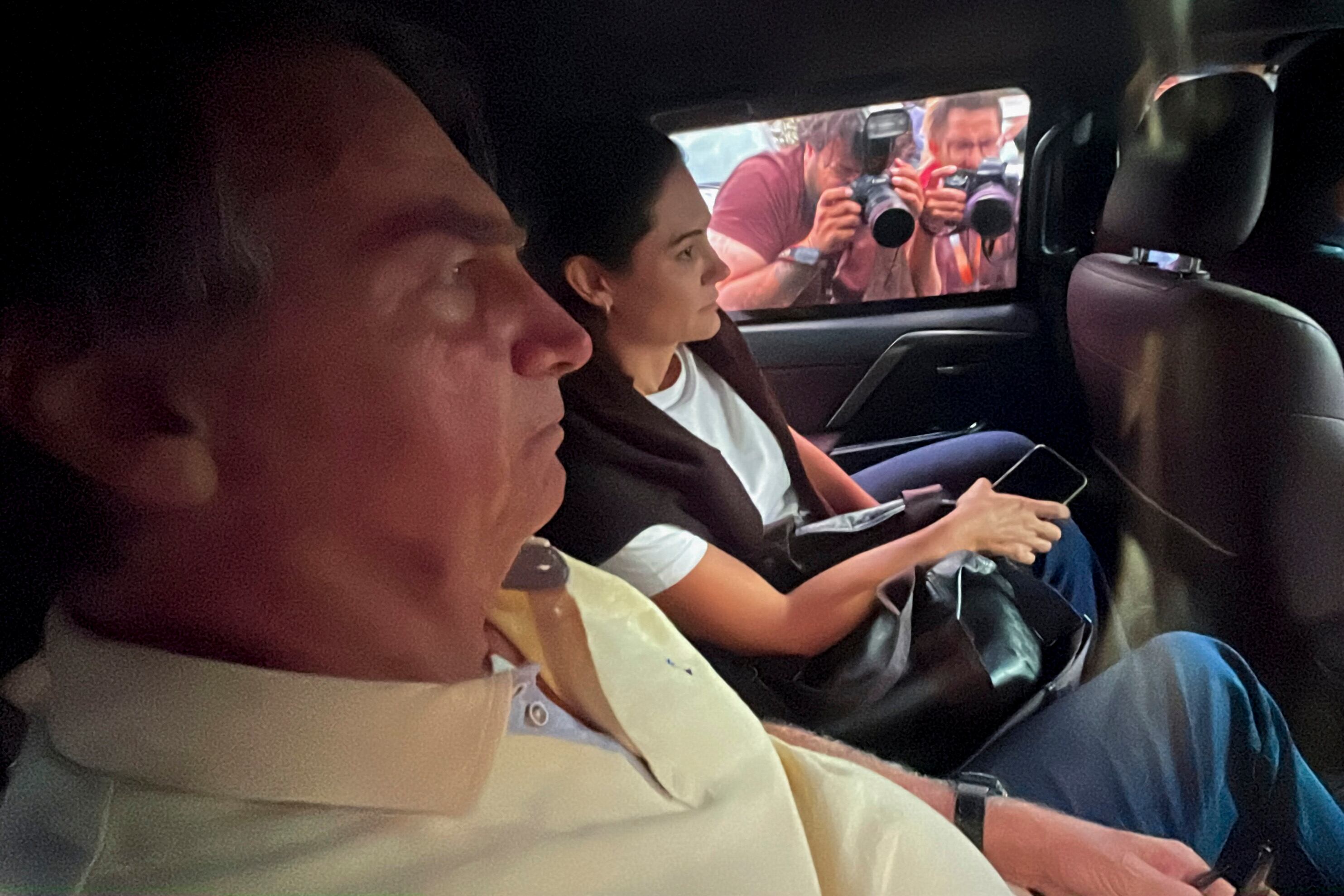 Bolsonaro junto suesposa a la salida del hospital DF Star en Brasilia.