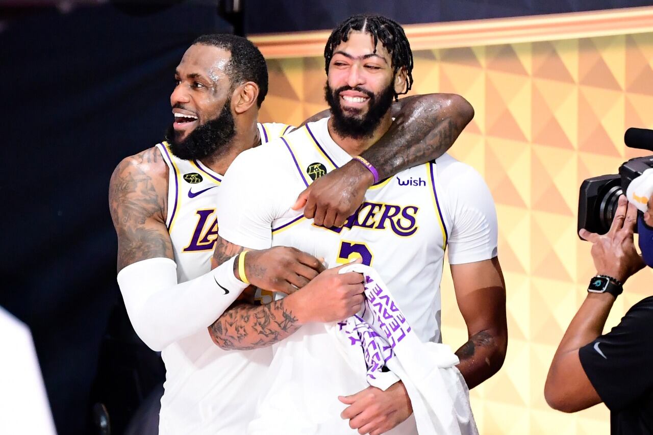LeBron James celebra junto a Anthony Davis, su gran ladero en la conquista.