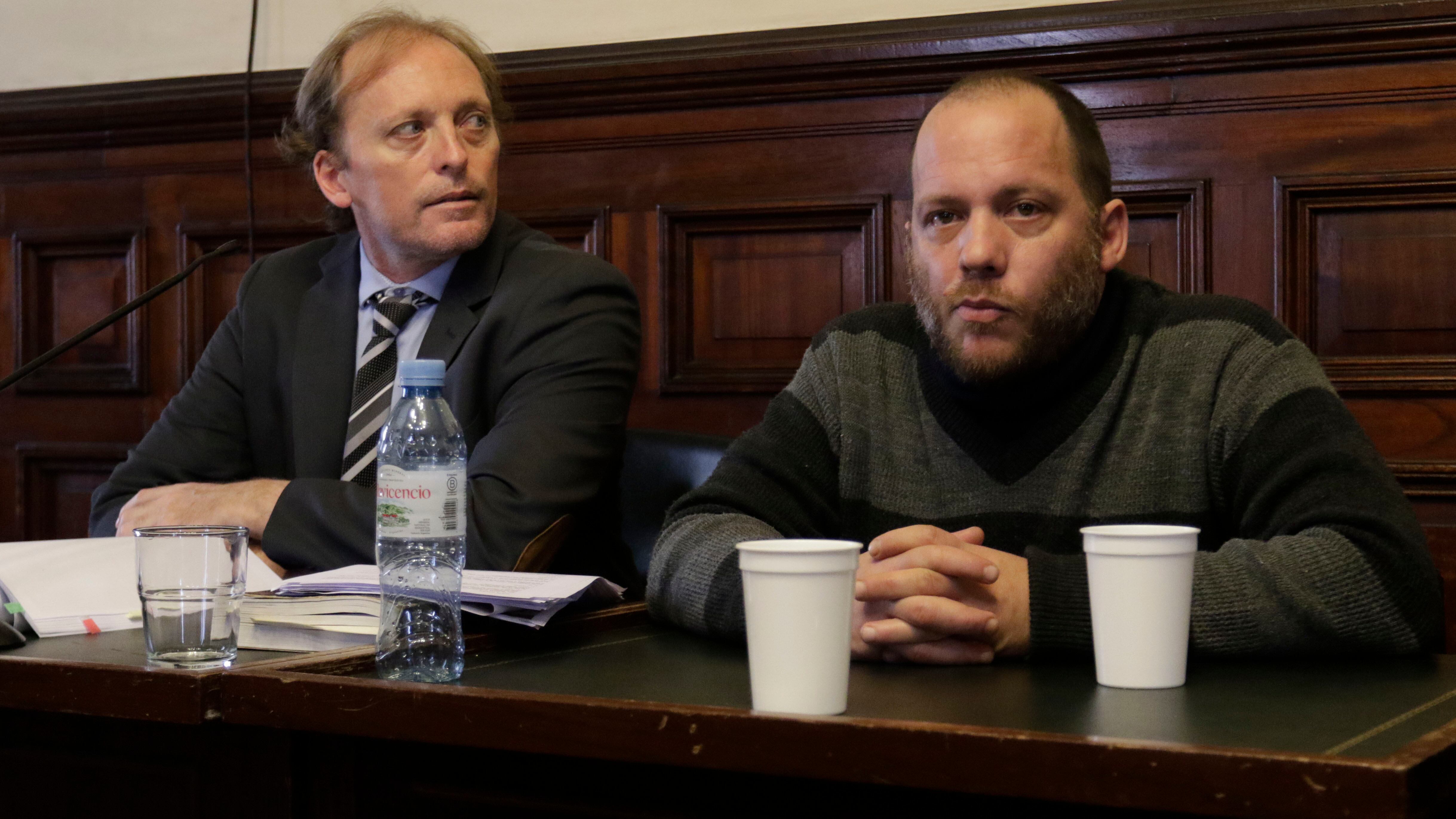 Lucas Carrasco, junto a su abogado Guillermo Vartorelli, antes de escuchar la sentencia. 