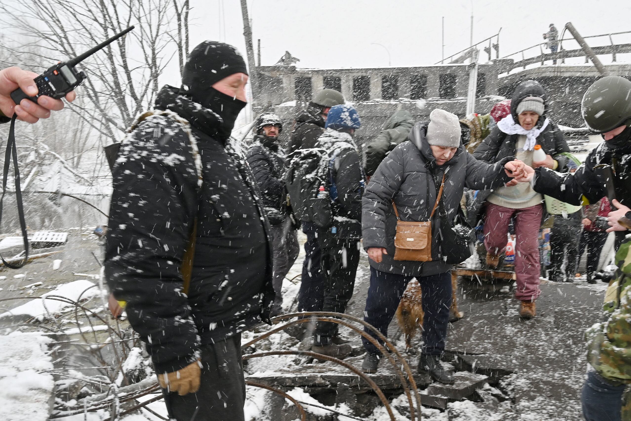 Evacuación de civiles en Irpin, al noroeste de Kiev.