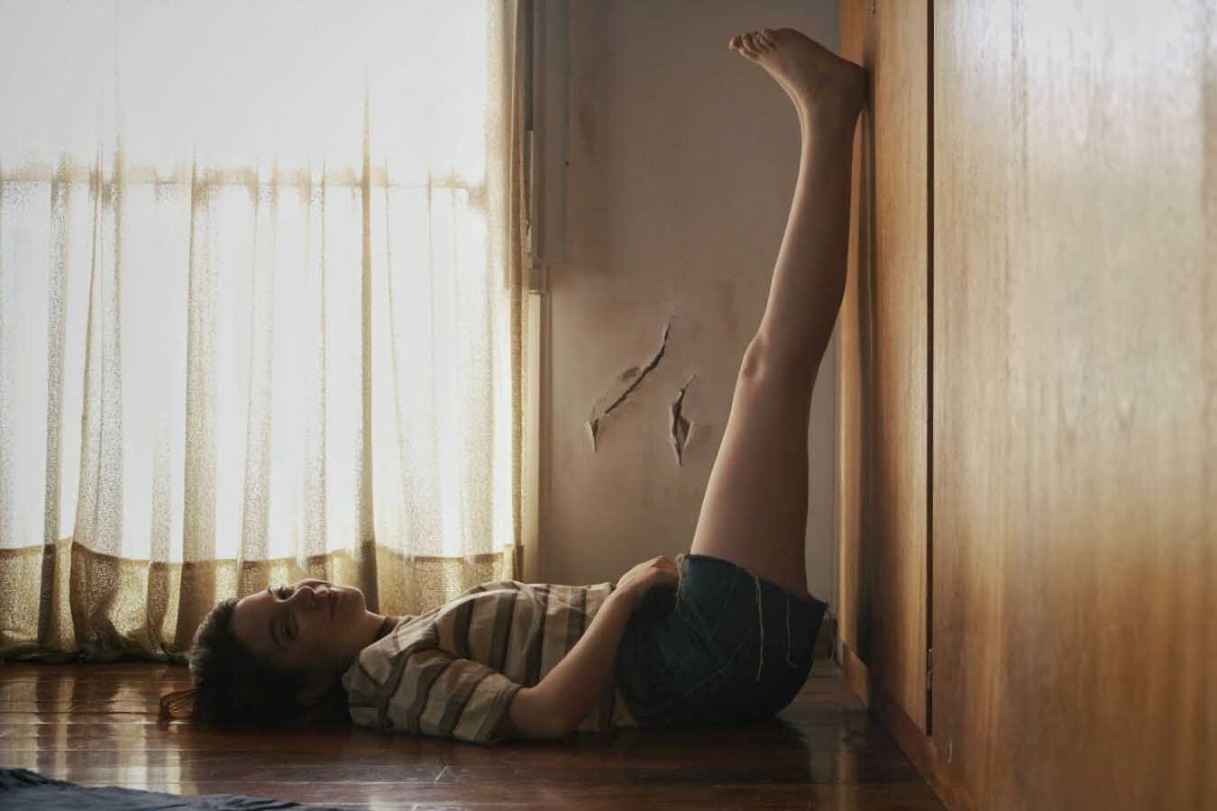 Una adolescente que se descubre y que mira.