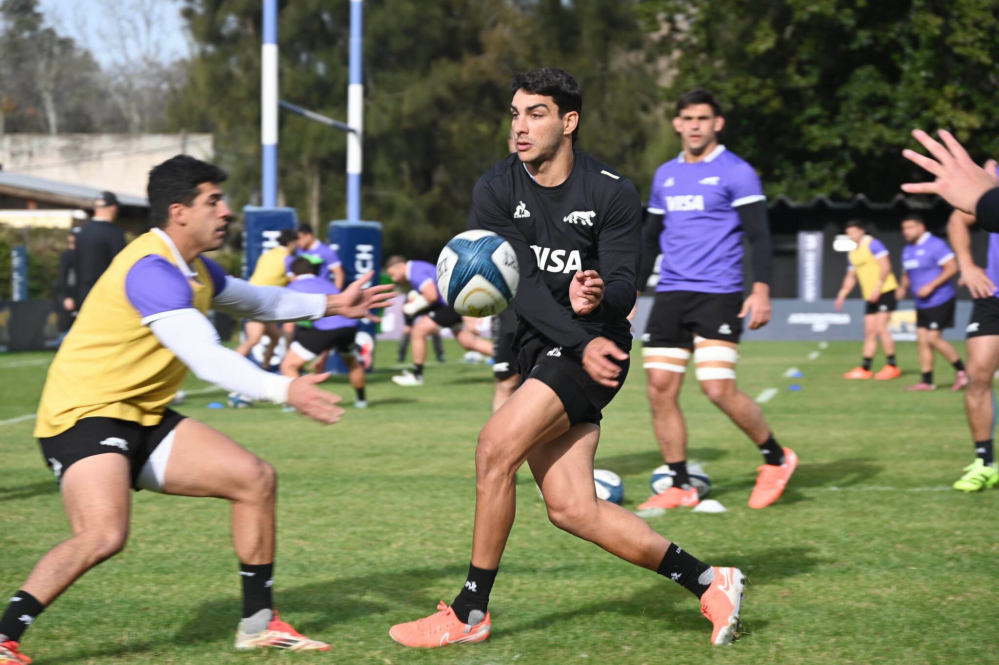 Santiago Carreras lanza la pelota durante la práctica