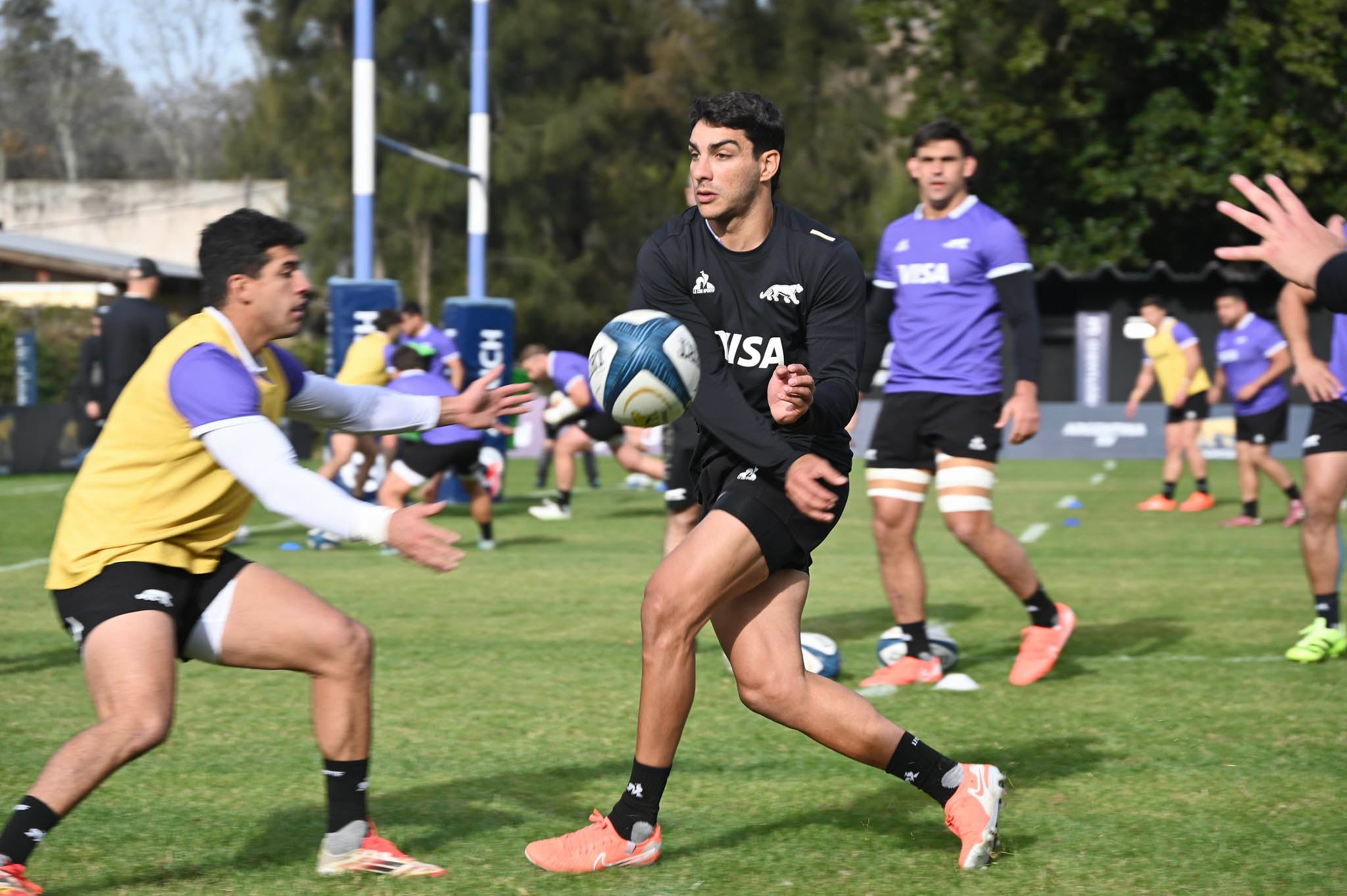 Santiago Carreras lanza la pelota durante la práctica