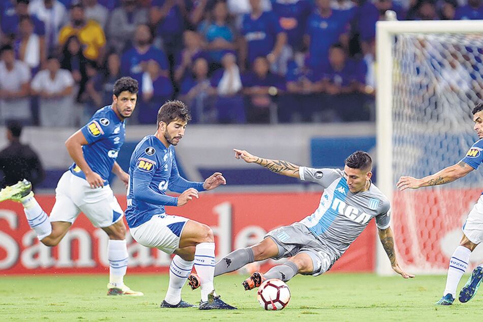 Racing comenzó a perder el partido desde muy temprano, cuando iban tres minutos.