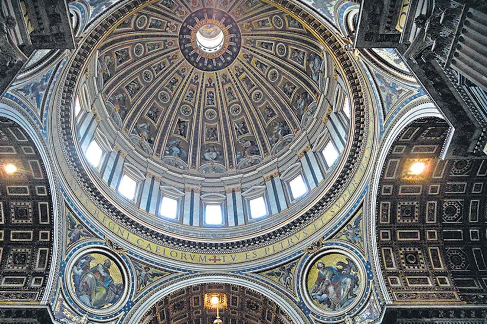 El interior de la cúpula de San Pedro, la más alta del mundo, una obra maestra arquitectónica.