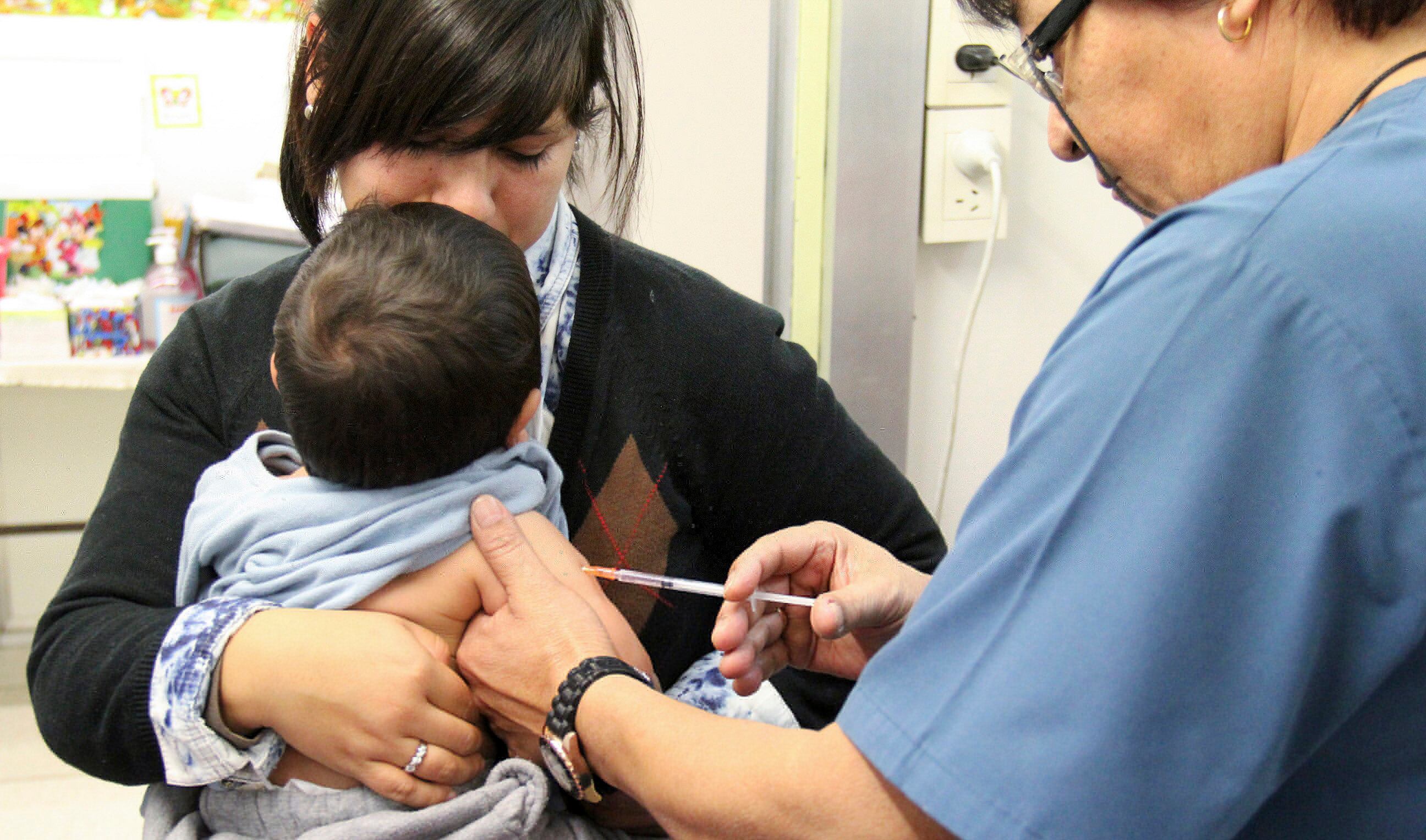 La vacuna triple viral es obligatoria y debe ser aplicada a los niños al cumplir el año de vida.