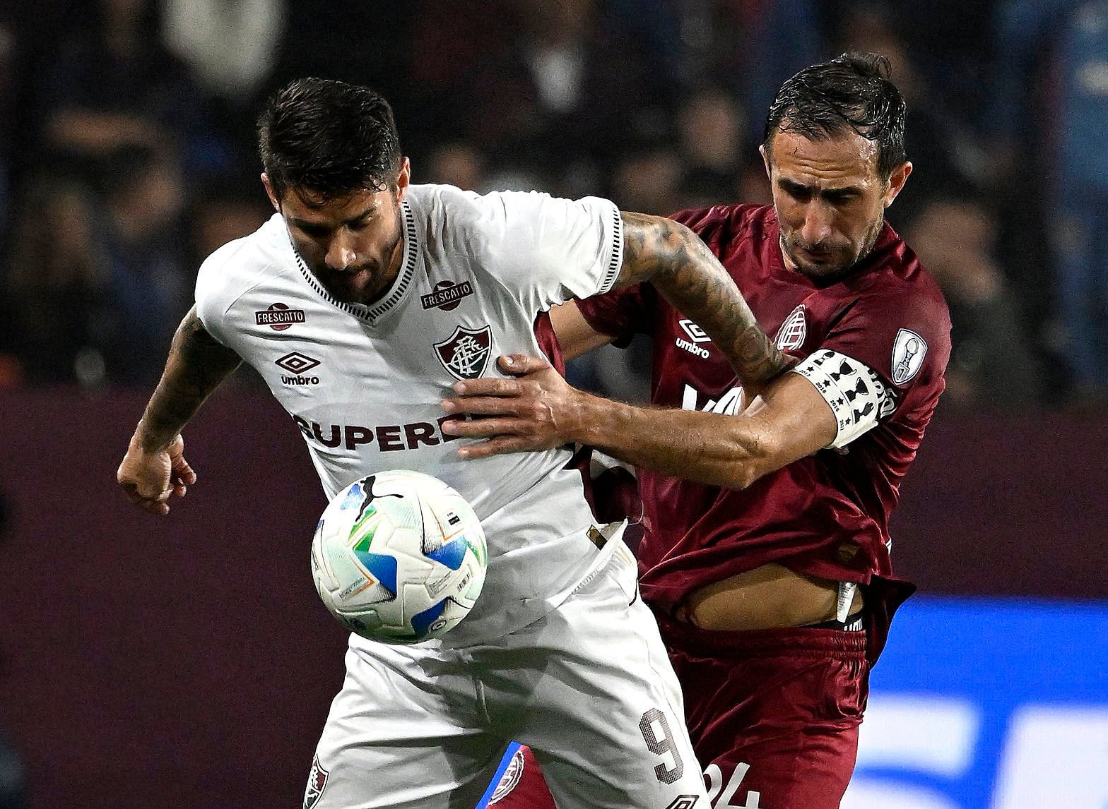 Everaldo cubre la pelota ante la marca de Izquierdoz