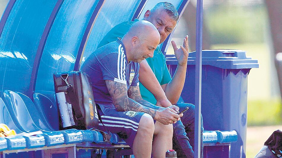 Sampaoli y Tapia durante un entrenamiento de la Selección en Rusia.