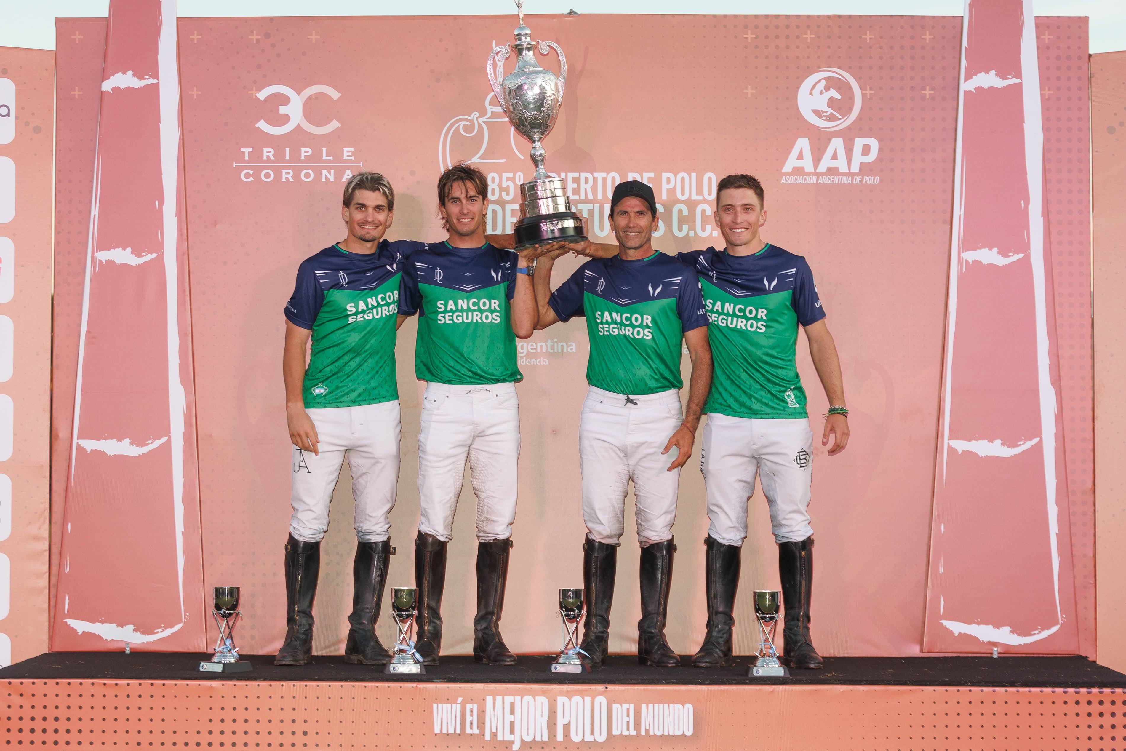 Los campeones con la Copa en alto