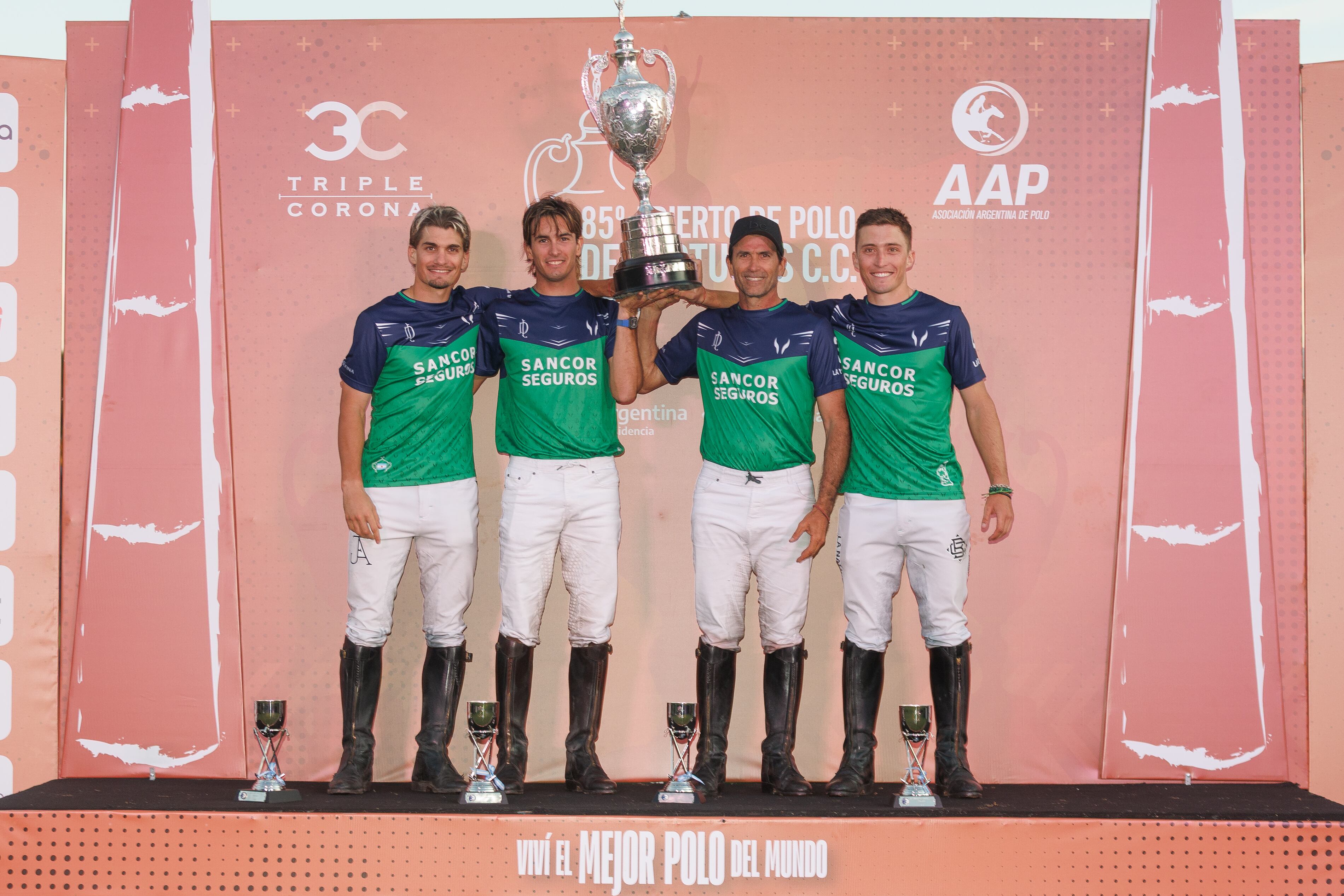 Los campeones con la Copa en alto