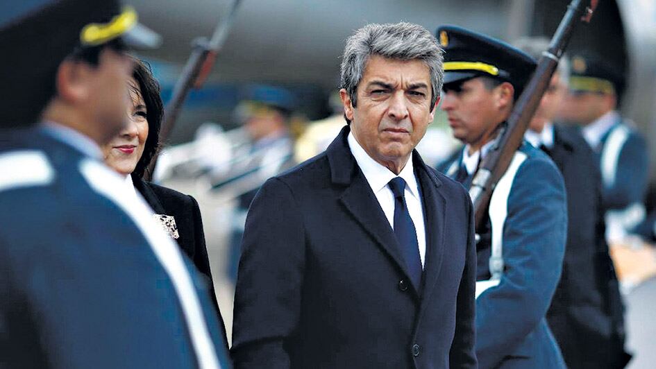 Las intrigas corren como si se jugara el destino latinoamericano al pie de los Andes nevados.