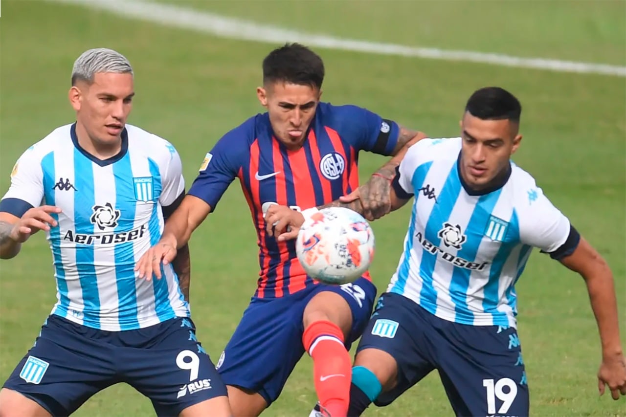 Rojas intenta pasar entre Copetti y Miranda.