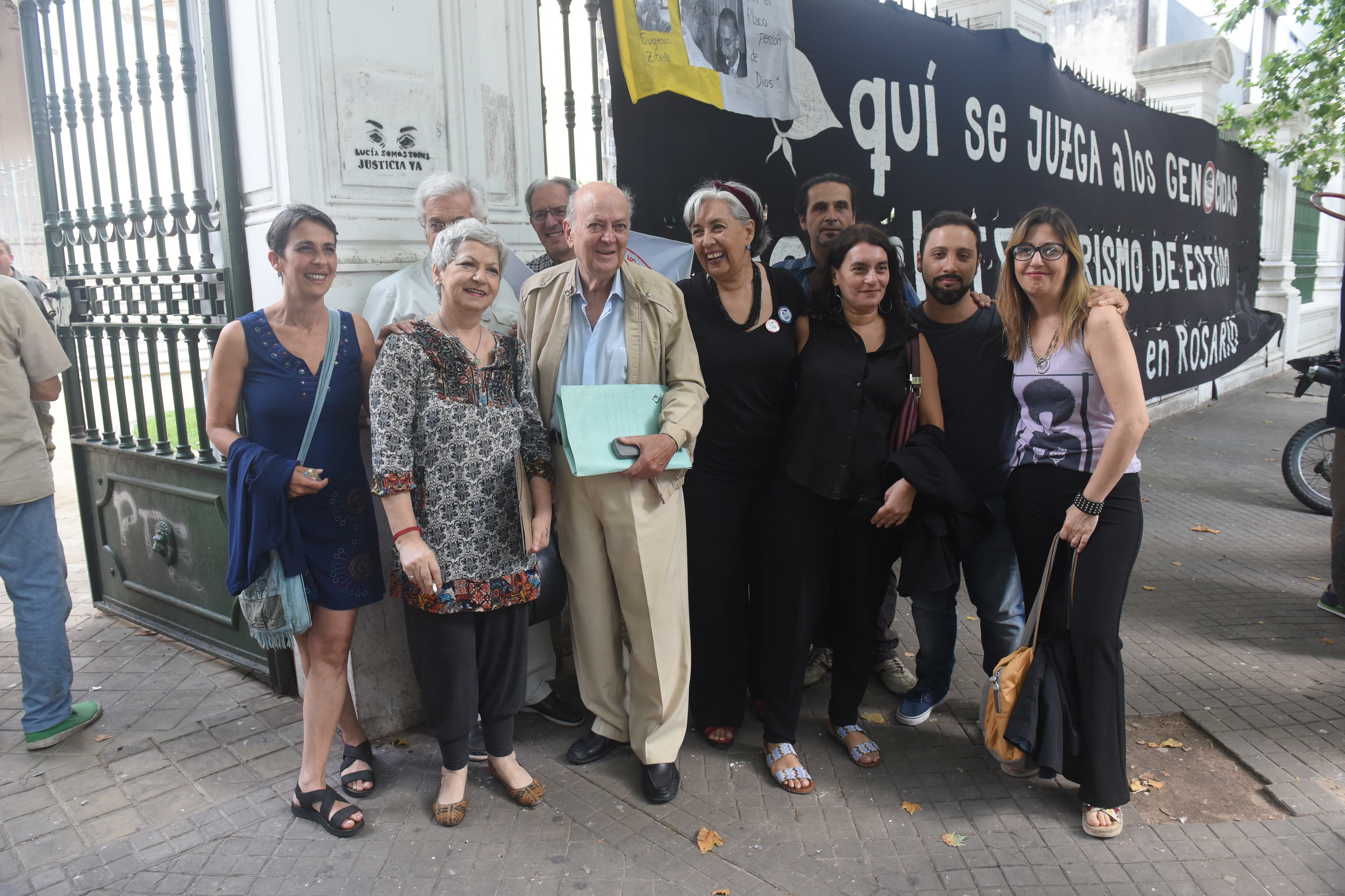 Celina (primera a la izquierda) junto a su padre Augusto cuando éste testimonió en la causa.